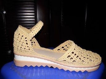 Top amazing ideas of simple crochet shoes ideas Crochet Flip Flops, Crochet Shoes Pattern, Crochet Boots, Crochet Sandals, Crochet Socks, Shoe Pattern, Woman Shoes, Boot Cuffs, Crochet Shoes