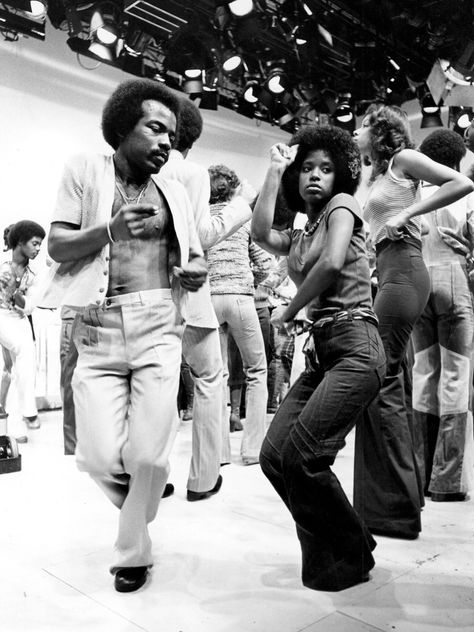 70s Fashion Black, 70s Fashion Black Women, 70s Black Fashion, Soul Train Dancers, Fashion Black Women, Jamel Shabazz, Calypso Music, Disco Aesthetic, Fashion Souls