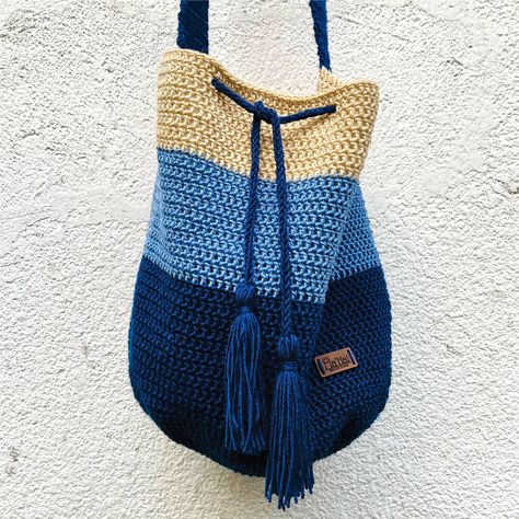 Nueva mochila tejida a mano, inspirada en los colores Del Mar 🌊🐟💙🧶 ¿Por qué no un pedacito de inspiración del mar contigo? #Crochet#ArteEnHilos #TejidoConAmor #CrochetColombia #CrochetInspiration #mochilacrochet #tejidos #tejer #colombia #hechoamano #handmade #inspiracion #crocheteandoando #ganchillo #FYP #parati #Mochilastejidas #CrochetLover Crochet, Tela