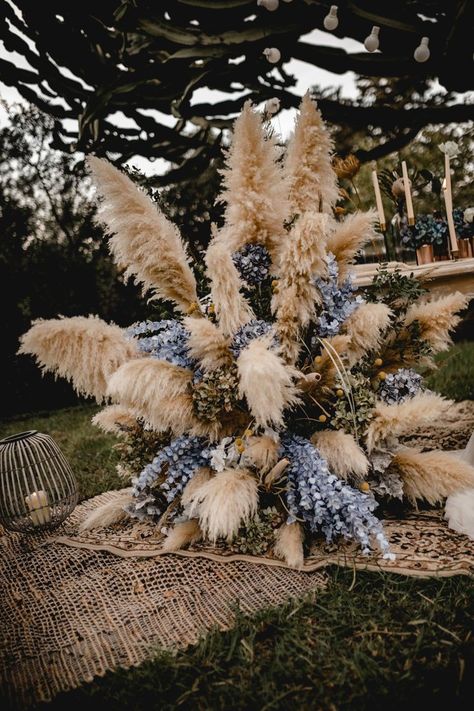 Pampas Grass With Blue Flowers, Rustic Blue Flower Arrangements, Blue Boho Wedding, Succulent Wedding Cake, Art Floral Japonais, Grass Centerpiece, Bohemian Elopement, Blue Flower Arrangements, Boho Wedding Theme