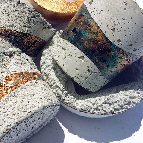 Step by step Tutorial for Simple poured Rustic Concrete Pots Planters Bowls (pictures) made with Quikcrete and any found containers Cement Bowls, Diy Concrete Planters, Rustic Planters, Concrete Bowl, Cement Diy, Concrete Diy Projects, Cement Art, Concrete Sculpture, Cement Planters