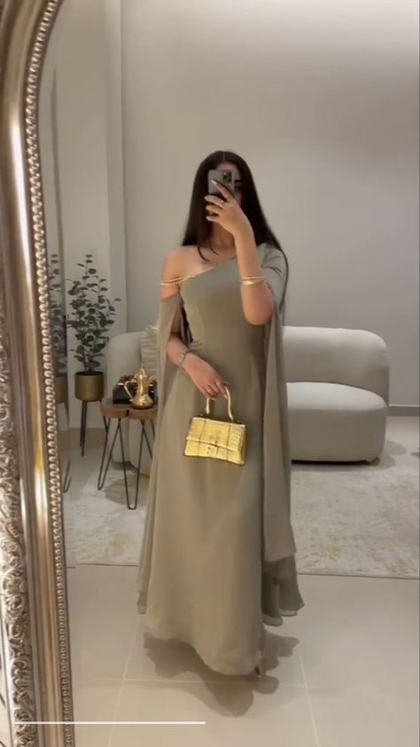 Elegant Dresses Classy, Prom Dress Inspiration, Modest Fashion Outfits, Fashion Mistakes, Abayas Fashion, Glam Dresses, Looks Chic, Guest Outfit, Looks Vintage