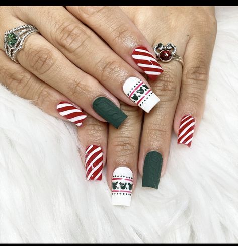 Disney Christmas Nails, Holiday Nails Christmas, Candy Cane Nails, Christmas Manicure, Christmas Nails Easy, Nail Art Disney, Disney Nails, New Year's Nails, Xmas Nails