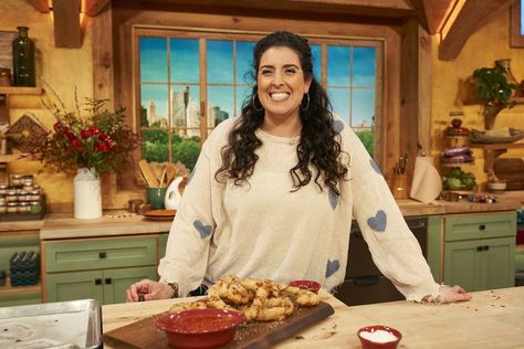 I Worked on the Rachael Ray Show for 16 Years—These Were My Favorite Recipes Pretzel Crusted Chicken, Buffalo Chicken Chili, Rachel Ray Recipes, Chicken Tray Bake, The Kitchen Food Network, Luau Food, Hosting Brunch, Rachael Ray Recipes, Sticky Chicken