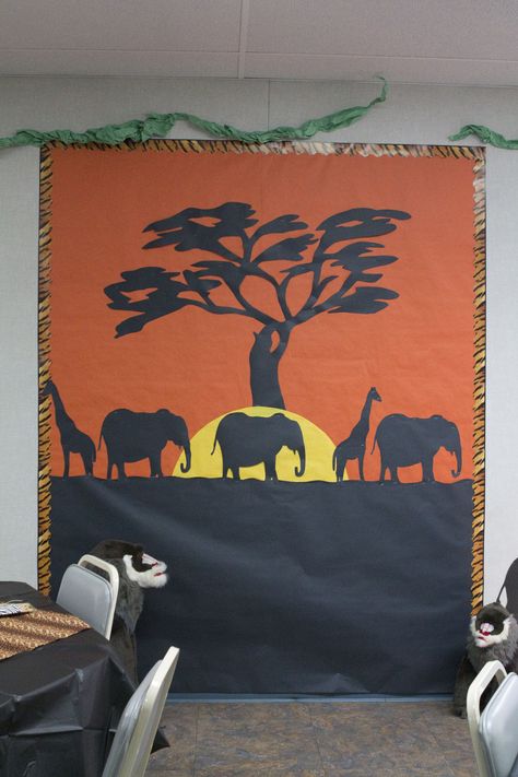 safari photo area (or a great classroom bulletin board) Safari Theme Classroom, Jungle Theme Classroom, Safari Photo, Photo Area, African Theme, Il Re Leone, Safari Decorations, Afrique Art, Safari Party