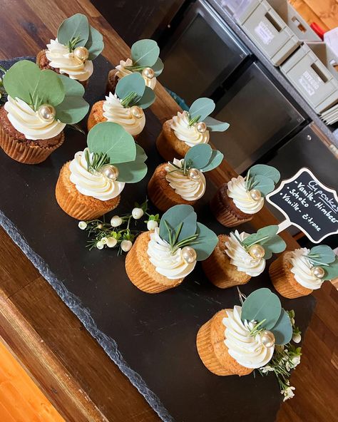 💚🤍 Wedding Cake 🤍💚 3tiers Wedding Cake and vegan Cupcakes / Colour theme : Eucalyptus and gold Weddingplaner: @maerchenhochzeitberlin Location : @stadtgut_berlin_buch Flowers : @blumen.holm Cake + Cupcakes : @miss_cupcake_berlin . . #berlin #cake #weddingcake #green #cakeart #cakedesigner #cakeartist #vegan #misscupcakeberlin #cakedecorating #eucalyptus #gold #hochzeit #wedding Eucalyptus Cupcakes, Bridal Cupcakes, Cupcake Centerpieces, Vegan Cupcakes, Berlin Berlin, Colour Theme, Cake Cupcakes, Eucalyptus Wedding, Wedding Cupcakes