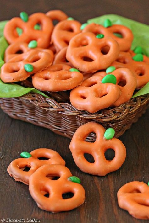 Pretzel Pumpkins - three ingredients and ten minutes are all you need! | from candy.about.com #halloween #fall #candy Pretzel Pumpkins, Pumpkin Pretzels, Pelottava Halloween, Pasteles Halloween, Postres Halloween, Dessert Halloween, Diy Halloween Treats, Recetas Halloween, Dulces Halloween