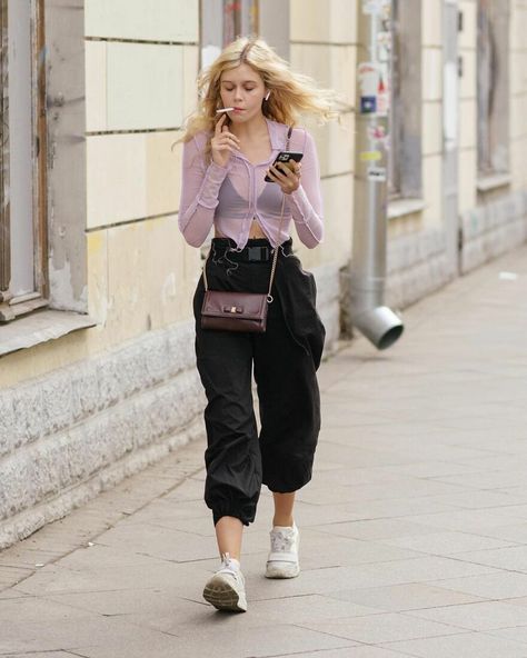 Russian Photographer Captures The Urban Street Style Of Moscow City (30 Pics) Urban Street Figure Sketch, Russian Style Fashion, Street Poses, Photographer Outfits, Magazine Concept, Everyday Life Photography, Dancing People, Street Photography People, Walking Poses