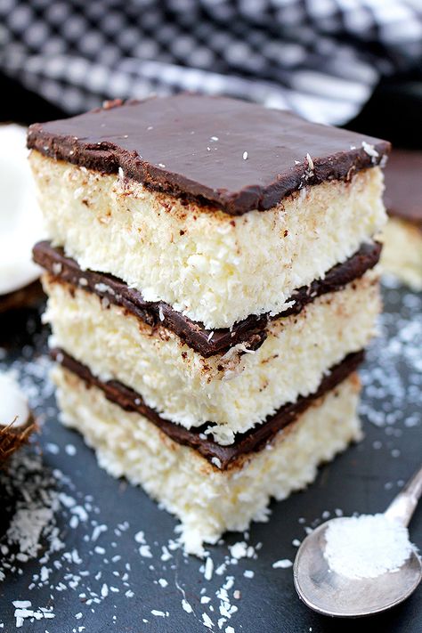 Easy No Bake Coconut Chocolate Bars No Bake Chocolate Desserts, Coconut Oil Chocolate, Coconut Chocolate Bars, Fast Desserts, Easy Chocolate Desserts, Coconut Desserts, Coconut Chocolate, Coconut Bars, Dessert Simple