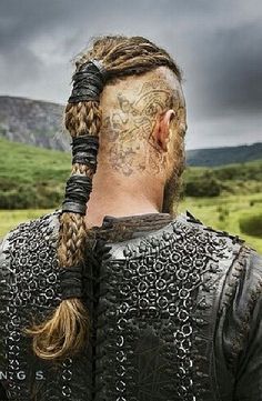 Viking Dreadlocks, Viking Haircut, Long Hairstyles For Men, Ragnar Lothbrok Vikings, Viking Braids, Trending Hair, Vikings Ragnar, Viking Men, Viking Hair