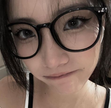 Ulzzang Glasses, Glasses For Round Faces, Classy Glasses, Glasses Inspiration, Instagram Graphics, Glasses Makeup, Stylish Eyeglasses, Cute Glasses, Fashion Eye Glasses