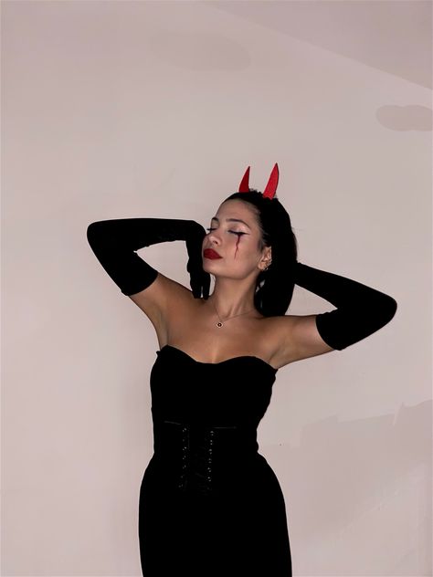 Black Demon Costume Women, Demon Outfit Halloween, Devil Halloween Costume Aesthetic, Devil Costume Women Aesthetic, Halloween Devil Outfit, Halloween Devil Make Up, Demon Halloween Costume Outfit, Diavolo Halloween Outfit, Scary Devil Costume