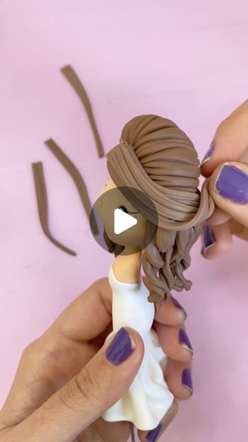 How To Make Figures With Clay, Clay Tutorials Videos, How To Make Fondant Figures, Fondant Hair Tutorial, Cute Clay Models, Fondant Figures Tutorial Step By Step, Fondant People Tutorial, Clay Modelling Ideas, Porcelanicron Ideas