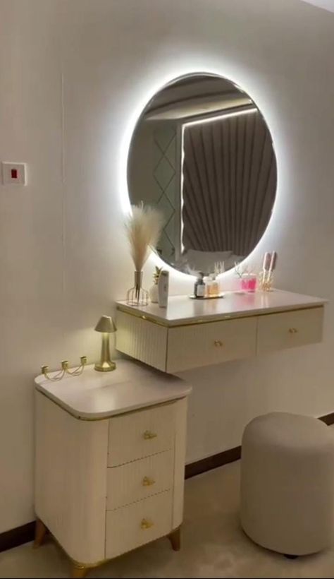 Makeup Stand Ideas Bedrooms, Girly Wardrobe, Teen Room Designs, Purple Rooms, Minimalist Room, Apartment Decor Inspiration, Teen Room, Beauty Room, Aesthetic Bedroom