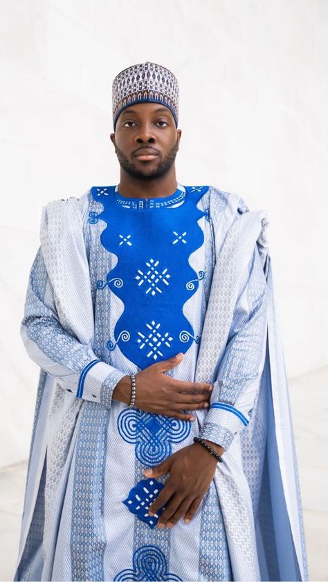 A Babbar Riga (Big Gown) is a large piece of clothing worn by men in Hausa, Yoruba, and Nupe societies in northern Nigeria. It's a high-status item of clothing. Babbar Riga, Babban Riga, Wizarding Robes, Men Agbada Styles, Big Gown, Afro Fashion, Men's Robes, Riga, Muslim Fashion