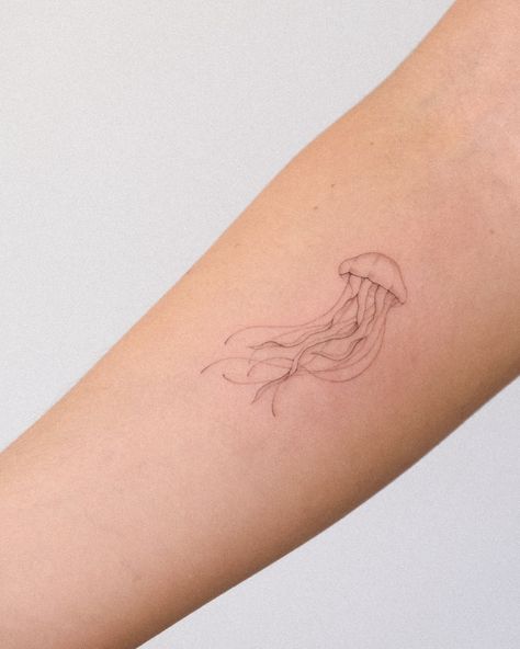 Beautiful jellyfish, huh! But how many of you are terrified of getting stung by one? 😅 Jellyfish Tattoo On Shoulder, Fine Line Jellyfish Tattoo, Small Jellyfish Tattoo, Jellyfish Tattoo Minimalist, Jelly Tattoo, Small Jellyfish, Beautiful Jellyfish, Tattoo Jellyfish, Fineline Tattoo