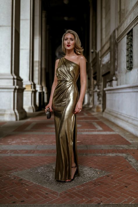 NYC style blogger in gold lame Marchesa Notte one shoulder gown with clutch and red lip Gold Lame Dress, Golden Wedding Dress, Mary Orton, Black And Gold Dress, Wedding Guest Gowns, Lame Dress, Gold Dresses, Black Tie Wedding Guests, Nyc Style