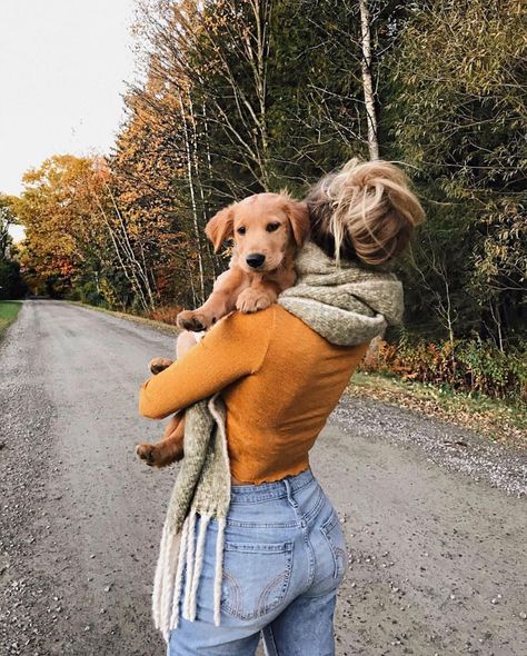 Alex Centomo, Kids Sketchbook, White Jeans Winter, Photography Hair, Fashion Sketches Dresses, Fashion Autumn, Orange Top, Girl Inspiration, Dogs Golden Retriever