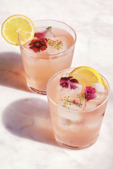 27 Summer Cocktail Recipes - Best Ideas for Tropical Summer Drinks Alcohol Punch, Rose Punch, Bruschetta Bar, Summer Punch, Gin Fizz, Cocktail Sauce, Summer Cocktail Recipes, Vegetable Drinks, Pretty Drinks