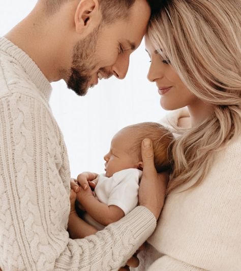 Photoshoot Ideas Newborn, Girl Photoshooting, Newborn Photoshoot Ideas, Newborn Family Pictures, Newborn Photo Outfits, Winter Newborn, Baby Shower Photography, Baby Pictures Newborn, Newborn Family Photos