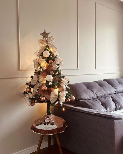 Árvore de Natal Pequena decorada: 51 ideias se inspirar Natal Aesthetic, Grooming Tips, Christmas Feeling, Pink Christmas, Xmas Tree, First Christmas, Christmas Tree Decorations, Christmas Decorations, Christmas Tree