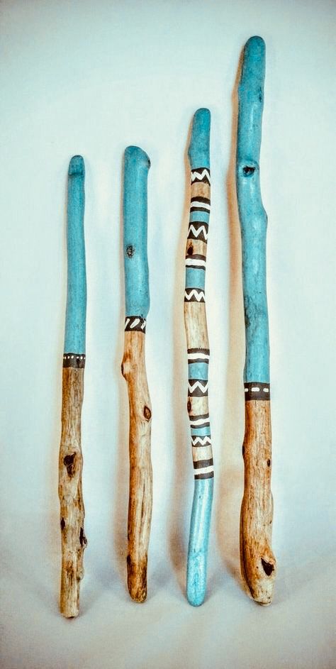 Driftwood Sticks, Painted Wood Crafts, Coastal Blues, Painted Driftwood, Didgeridoo, Driftwood Projects, Zen Style, Stick Art, Coastal Boho