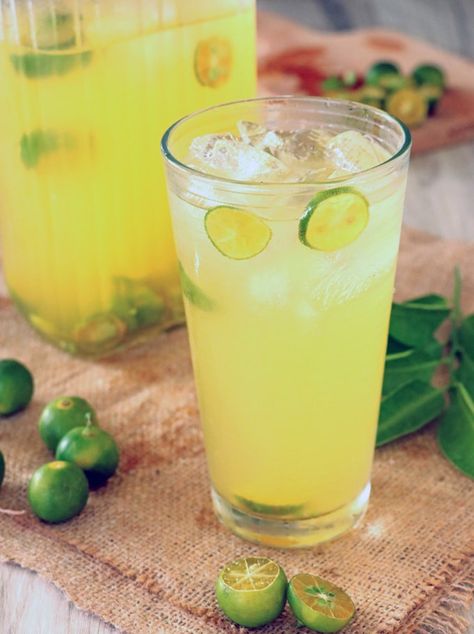 Calamansi Juice made of freshly-squeezed calamondin juice and simple syrup. Tangy and refreshing, this Filipino-style limeade is a delicious way to keep cool all year long! Juice For Colds, Filipino Mango, Calamansi Juice, Lemon Cucumber, Spicy Ramen, Smoothie Drink Recipes, Fresh Drinks, Filipino Dishes, Pinoy Food