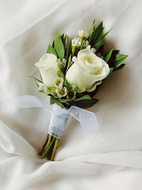 Green And White Button Holes, White Spray Rose Corsage, Wedding Jerb, Small White Bouquet, Small Wedding Bouquet, White Flower Boutonniere, Diy Boutonniere Wedding, Boutineer Ideas, Diy Boutonniere