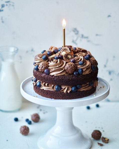 La torta di Julia Ferrero Rocher Cake, Bakery Desserts, Catering Food, Ferrero Rocher, Cake Flavors, Cake Frosting, Chocolate Frosting, Recipes From Heaven