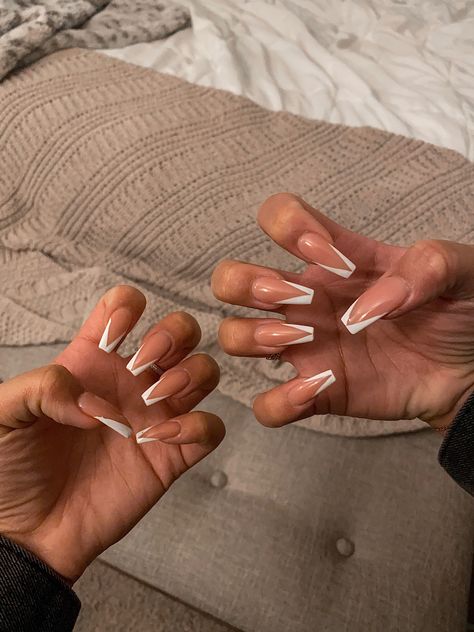 Coffin Style Nails White, Nails W White Design, Triangle White Tip Nails, Triangle Tip Nails Coffin, White French Tip Triangle, Coffin Triangle French Tip, White French Tip Nails Triangle, French Tips Triangle, Triangle French Tip Nails Short