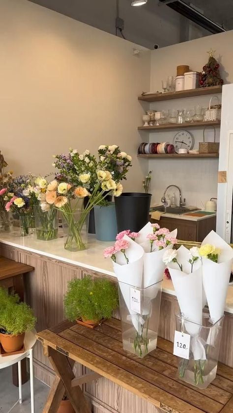 Floral Design Studio Space, Florist Shop Aesthetic, Small Flower Shop, Florist Shop Interior, Flower Shop Interiors, Florist Studio, Flower Shop Decor, Flower Cafe, Flower Shop Design