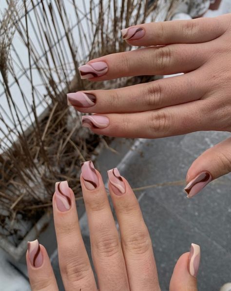 Fall Nails 2023 Oval, Fall Neutral Nails Square, Fall Nails Trendy Designs, Square Swirl Nails, Trendy Nails Short Acrylic, Acrylic Nails Minimalist, Classy Brown Nails, Cute Nail Trends, Nails Fall Short