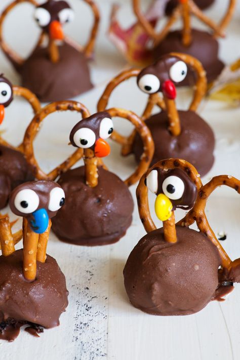 Cute Thanksgiving Desserts, Oreo Torte, Thanksgiving Desserts Kids, Turkey Treats, Thanksgiving Snacks, Thanksgiving Desserts Easy, Oreo Balls, Oreo Truffles, Thanksgiving Treats