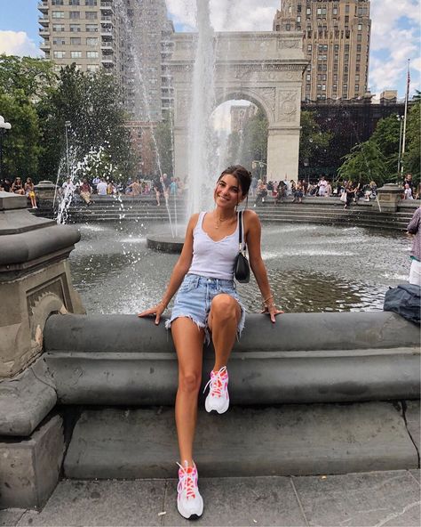 Fun Sneakers, Viviane Audi, Tourist Outfit, Outfits New York, New York Outfits, Washington Square Park, Washington Square, Casual Summer Outfit, Sneakers Outfit