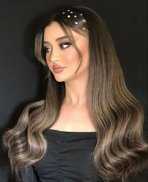 Simple Long Hair Prom Hairstyles, Fancy Hair Aesthetic, Hairstyle For Long Dresses, Hairstyles For Weedings, Hairstyles With Silver Accessories, Soft Hairstyles For Wedding, Hairstyles For Corset Dress, Cute Hairstyles For Quinceanera Guest, Cute Wave Hairstyles