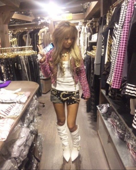 Gyaru Fashion Casual, Y2k Outfits Gyaru, Gyruu Outfits, Japanese Gyaru Fashion, Banba Gyaru Fashion, 2000s Gyaru Aesthetic, Gyrua Fashion, Tsuyome Gyaru Outfit, Gyaru Fashion 90s