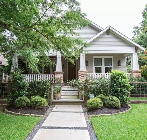 28 Front Yard Landscaping Ideas With Rocks and Mulch Shaker Siding, American Craftsman Style, Marie Flanigan Interiors, Craftsman Style Bungalow, 1920s Bungalow, Marie Flanigan, Style Bungalow, Interior Simple, Custom Millwork