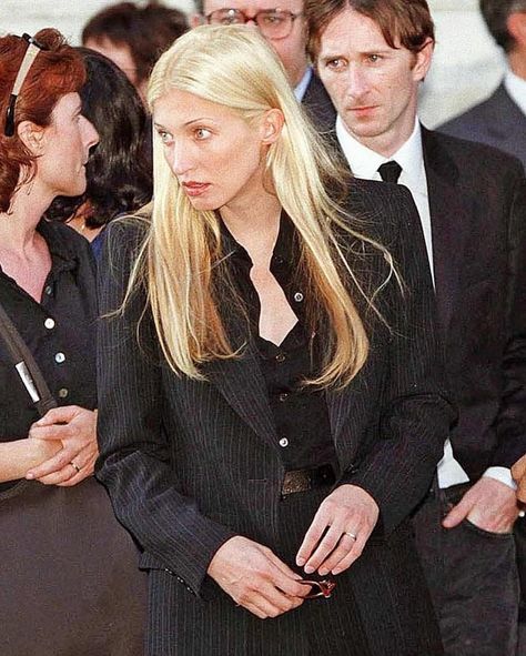 Carolyn Bessette Kennedy | “Carolyn's detractors may say she is suburban, but in fact there is nothing suburban or commonplace about her at all. One fellow guest at… | Instagram Carolyn Bessette, Fall Winter Fashion, Style Muse, 인물 사진, Mode Vintage, Looks Style, Mode Inspiration, New Yorker, Style Icon