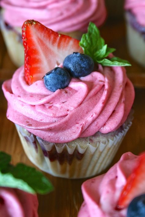 Mixed Berry Cupcakes || Oregon Transplant- Vanilla cake swirled with a fresh berry compote, topped with a Raspberry Buttercream and fresh berries. A must-try! Fruity Cupcakes, Cake Boss Recipes, Vanilla Bean Frosting, Berry Cupcakes, Berry Compote, Basic Cake, Lemon Cupcakes, Cupcake Flavors, Traditional Cakes