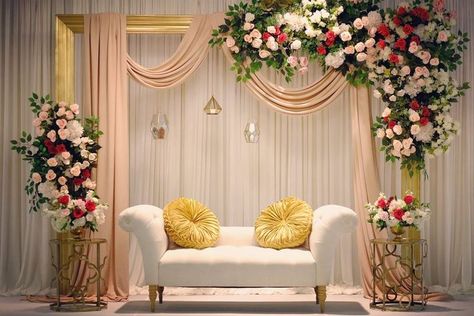 Simple Wedding Throne Decoration, Latest Stage Decoration For Reception, Stage Decoration Ideas For Engagement, Engagement Stage Decoration Ideas, Floral Engagement Decorations, Minimal Stage Decoration, Simple Wedding Stage Decorations Indian, Small Stage Decoration For Wedding, Stage Decorations For Engagement