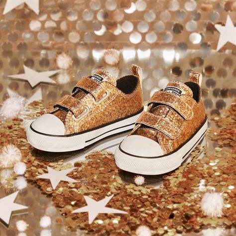 Converse Chuck Taylor All Star 2V Lo Glitter Sneaker - Baby / Toddler - Gold | Journeys Classic Converse, Toddler Converse, Shoe Size Chart Kids, New Street Style, Basketball Star, Converse Style, Glitter Sneakers, Spring Clothes, Baby Sneakers