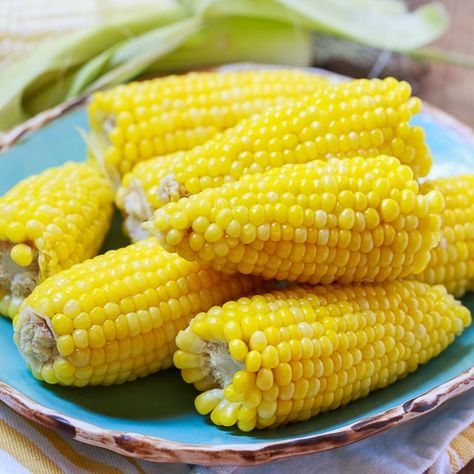 Best Way to Cook Corn- boiled with a stick of butter and a cup of milk. Halogen Oven Recipes, Cooking Sweet Corn, Nuwave Oven Recipes, Boiled Corn, Corn Dishes, How To Cook Corn, Cooking Club, Cookout Food, Vegetarian Soup