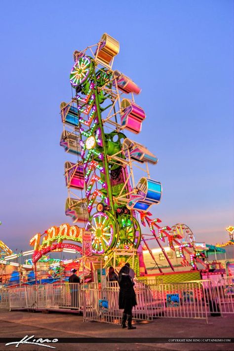 "The Zipper" at the South Florida Fair (Kim Seng photo, more at captainkimo.com) Fair Rides Aesthetic, South Florida Fair, Carnival Aesthetic, Fair Aesthetic, Carnival Lights, Fair Rides, Amusement Rides, Ferris Wheels, Amusement Park Rides