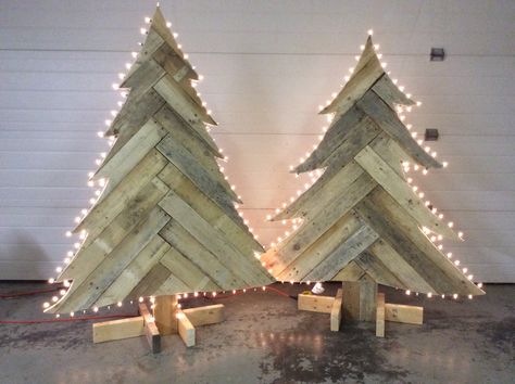 Flat Wood Christmas Tree, Wooden Pallet Christmas Trees Diy, Barnwood Christmas Trees, Rustic Pallet Christmas Tree, Wood Christmas Tree Outdoor, Reclaimed Wood Christmas Tree, Pallet Trees Christmas Diy, Wood Slat Christmas Tree, Wooden Christmas Trees Outdoor