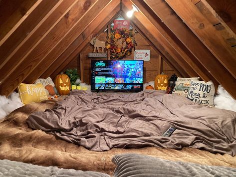 Attic Secret Room Ideas, Loft Chill Out Room, Secret Attic Rooms, Attic Chill Room, Attic Hangout Room, Attic Hangout Room Ideas, Chill Bedroom Ideas, Attic Ideas Hangout, Attic Lounge Ideas