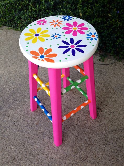 Paint Stool Diy, Hand Painted Stools Funky Furniture, Colorful Benches Outdoor, Wooden Stool Paint Ideas, Stool Painting Ideas Diy, Painted Stools Ideas Patterns, Old Furniture Makeovers, Hand Painted Stools, Vintage Decorating Ideas