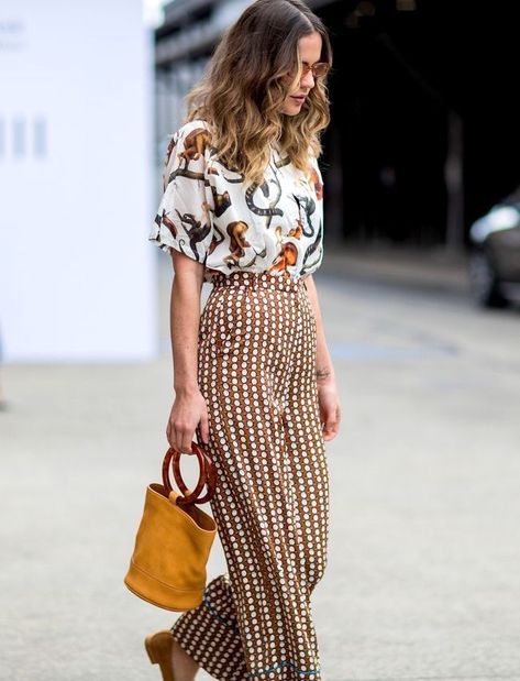 Print mixing at its best! #springstyle #summerstyle #styletips Carrie Bradshaw Outfits, Fashion 80s, Boho Grunge, Chique Outfits, Moda Chic, Fashion Boho, Outfit Look, Pinterest Fashion, 80s Fashion