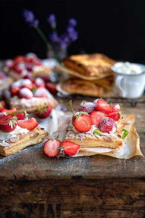 strawberry puff pastry tarts with whipped mascarpone Strawberry Mascarpone Tart, Puff Pastry Mascarpone, Mascarpone Puff Pastry Recipes, Mascarpone Puff Pastry, Strawberry Puff Pastry, Dessert Strawberries, Puff Pastry Tarts, Desserts Strawberry, Whipped Mascarpone