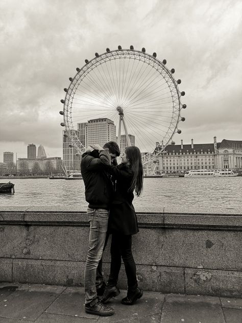 Couple In London Aesthetic, London Eye Photo Ideas, London Couple Pictures, London Couple Aesthetic, London Pictures Ideas, London Photo Ideas, London Couple, Love In London, Photoshoot London