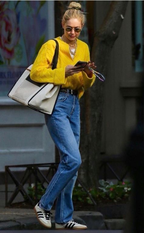 Gigi Hadid Outfits Street Styles, Gigi Hadid Street Style Casual, Gigi Hadid Jeans, Gigi Hadid Casual, Gigi Hadid Street Style, Gigi Hadid Looks, Gigi Style, Gigi Hadid Outfits, Gigi Hadid Style